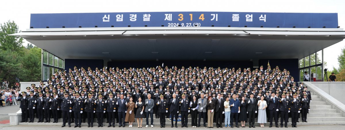 (서울=뉴스1) = 27일 충북 충주시 중앙경찰학교 대운동장에서 열린 신임경찰 제314기 졸업식에서 참석자들이 기념촬영을 하고 있다.   이번에 배출되는 경찰관은 2191명으로 이 중에는 세 아들을 둔 신임 경찰이 포함돼 화제가 됐다. (경찰청 제공) 2024.9.27/뉴스1