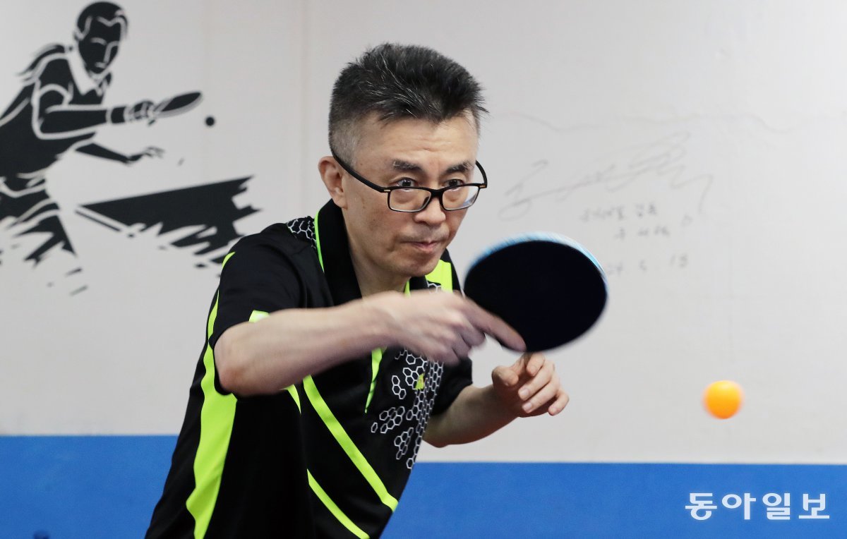 Director Kim Ik-soo is doing a backhand stroke. Reporter Lee Hoon-gu ufo@donga.com