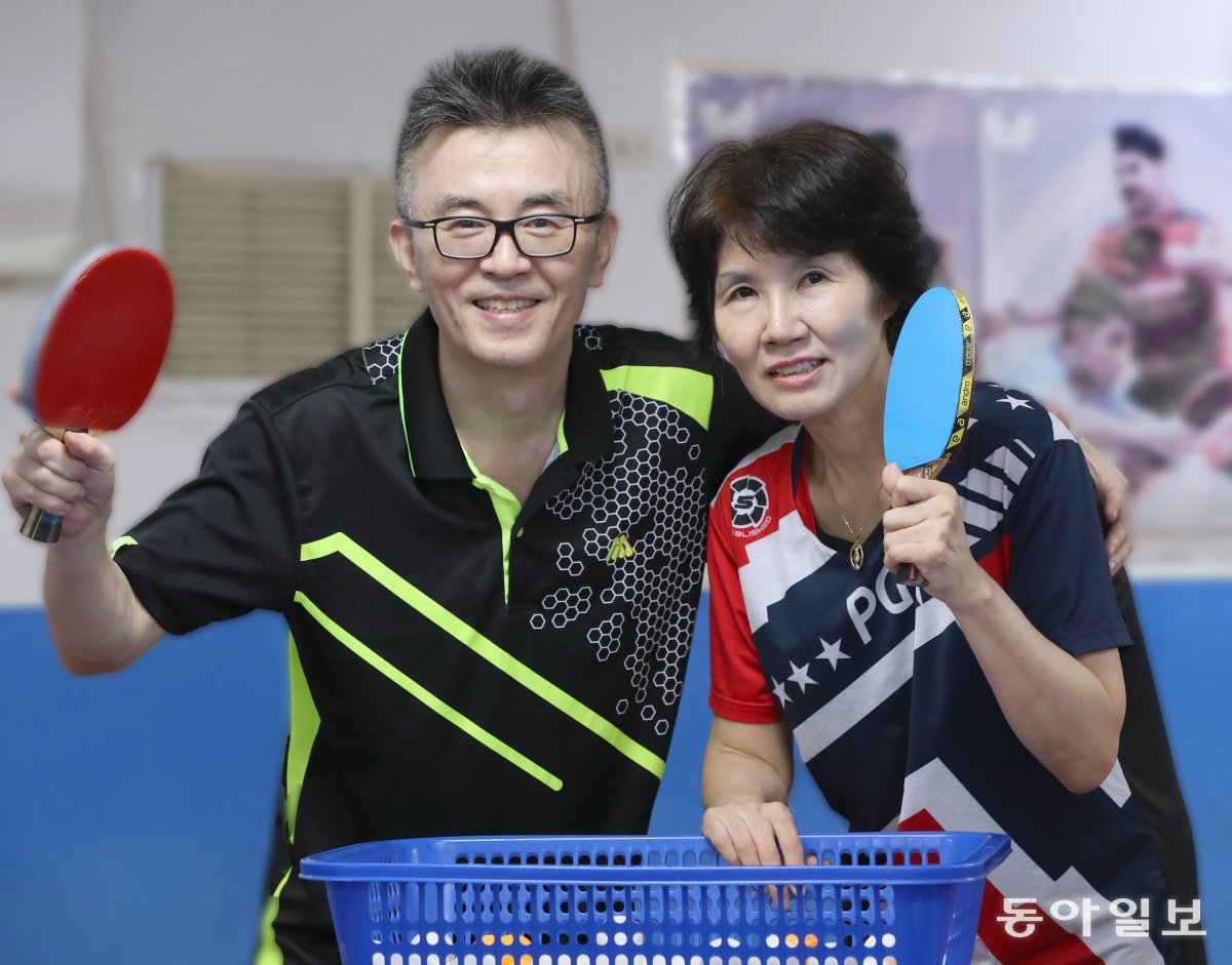 Director Kim Ik-soo (left) poses with his wife Park So-young at the Hanshin Table Tennis Classroom in Banpo, Seocho-gu, Seoul. Reporter Lee Hoon-gu ufo@donga.com