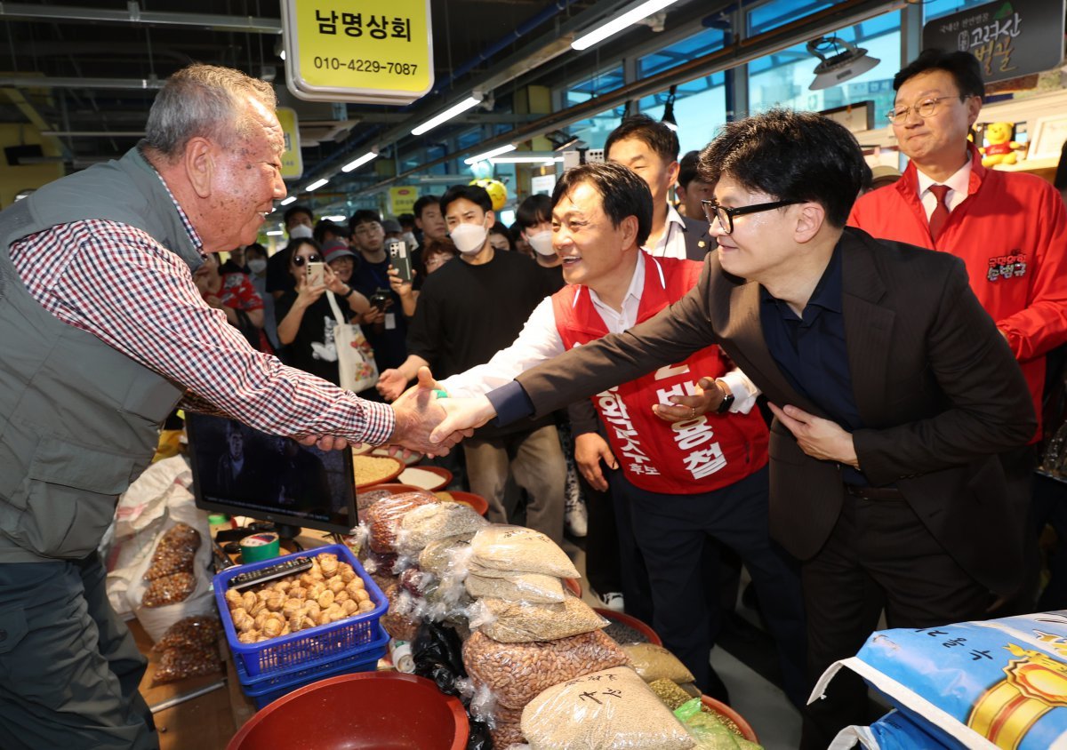 27일 국민의힘 한동훈 대표(오른쪽)가 인천 강화군 풍물시장 상인과 악수하고 있다. 한 대표는 10·16 재·보궐선거 현장 중 처음으로 인천 강화를 찾아 박용철 후보 지지를 호소했다. 강화=뉴시스