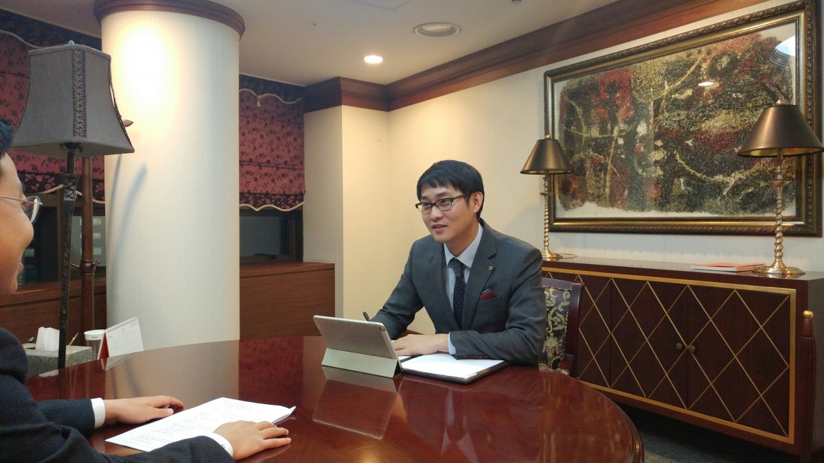 구성규 한화생명금융서비스 제4사업본부 재무설계상담사(FA)가 고객에게 세법개정안에 대해 설명하고 있다. 한화생명 제공