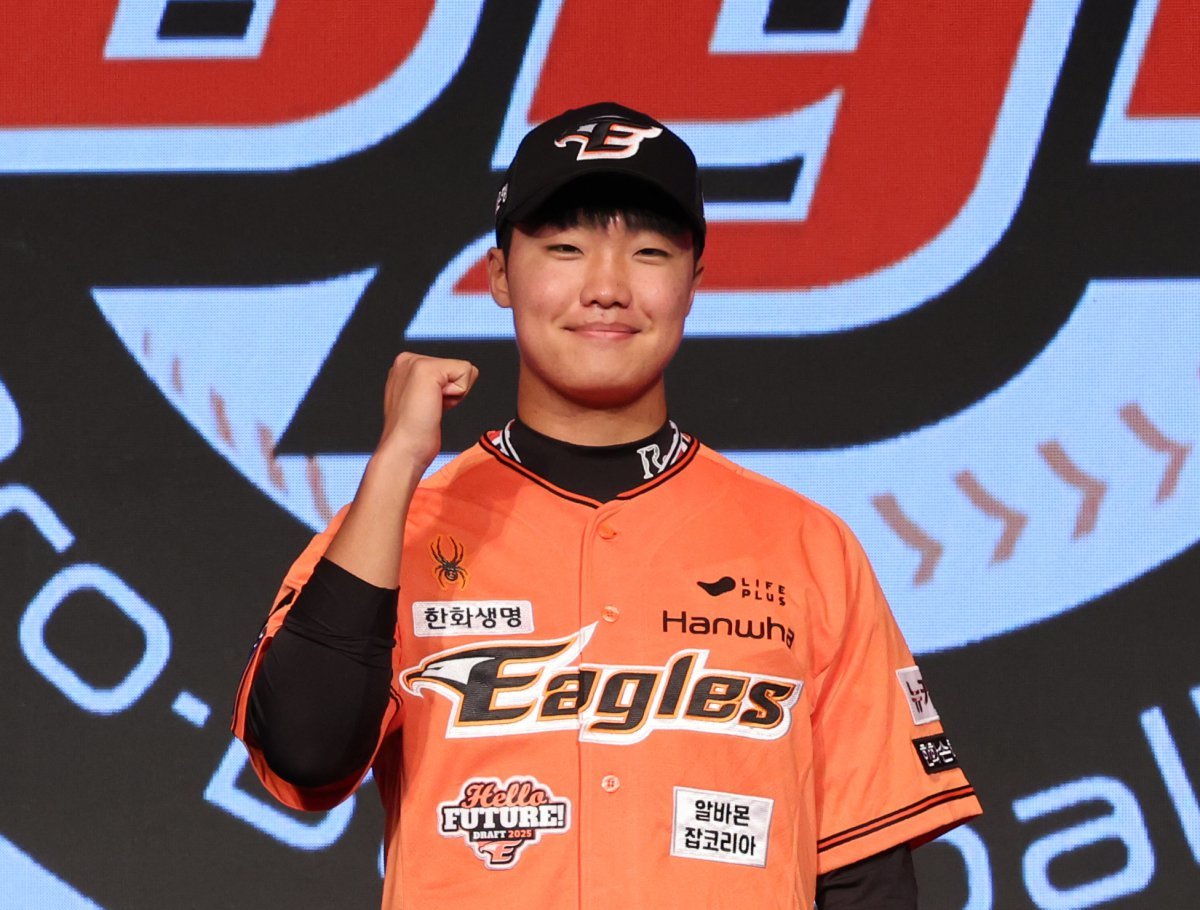 11일 오후 서울 송파구 롯데호텔월드에서 열린 ‘2025 KBO 신인 드래프트’에서 한화 이글스 1라운드 지명된 전주고 정우주가 포즈를 취하고 있다. 2024.09.11. 뉴시스