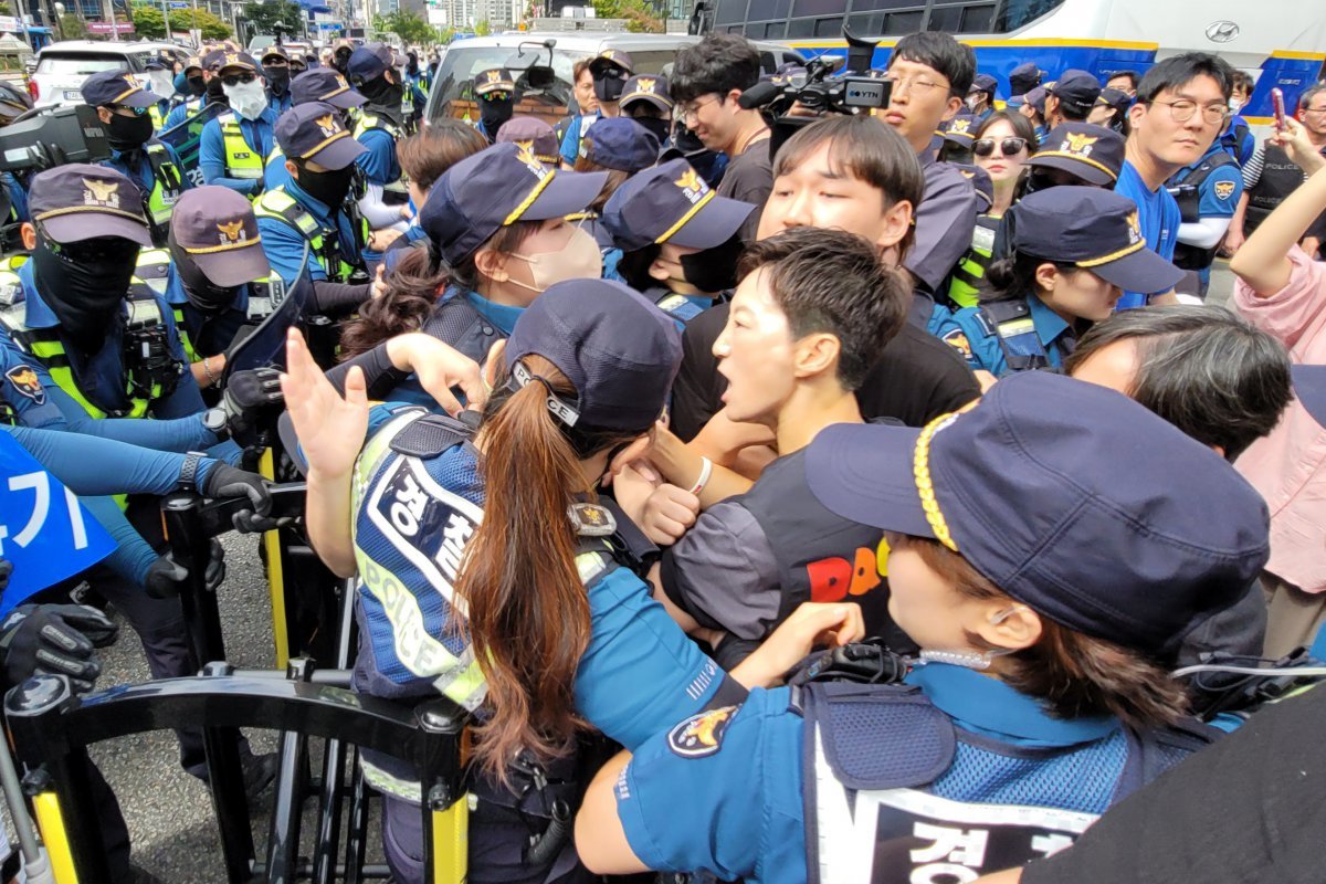 28일 ‘제16회 대구퀴어문화축제’의 본격적인 축제 시작에 앞서 주최 측과 경찰이 대치하고 있다. 2024.09.28. 뉴시스