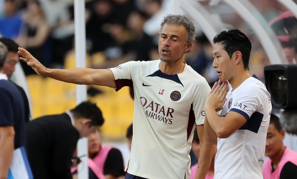 3일 부산 연제구 부산아시아드주경기장에서 열린 쿠팡플레이시리즈 3차전 파리 생제르맹(PSG)과 전북현대의 경기, 루이스 엔리케 파리 생제르맹 감독이 이강인에게 작전을 지시하고 있다. 2023.08.03.[부산=뉴시스]