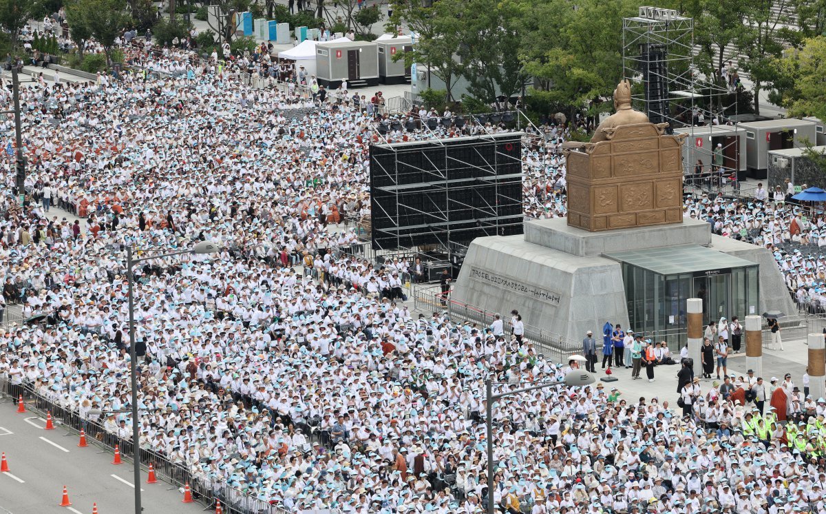 28일 오후 서울 광화문광장에서 열린 2024 국제선명상대회에서 불자들이 국민오계 수계법회에 참여하고 있다. 국제선명상대회는 이날부터 오는 10월 1일까지 전국 주요 사찰 및 선(禪)명상 공간에서 마음의 평화와 세계 평화를 염원하는 행사다. 2024.9.28/뉴스1