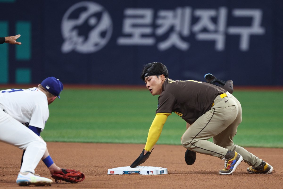 21일 서울 구로구 고척스카이돔에서 열린 2024 미국 메이저리그(MLB) 월드투어 서울시리즈 공식 개막전 샌디에이고 파드리스와 LA 다저스의 2차전 경기에서 샌디에이고 김하성이 4회초 1사 1루에서 2루 도루를 시도해 성공하고 있다. 2024.3.21. 뉴스1