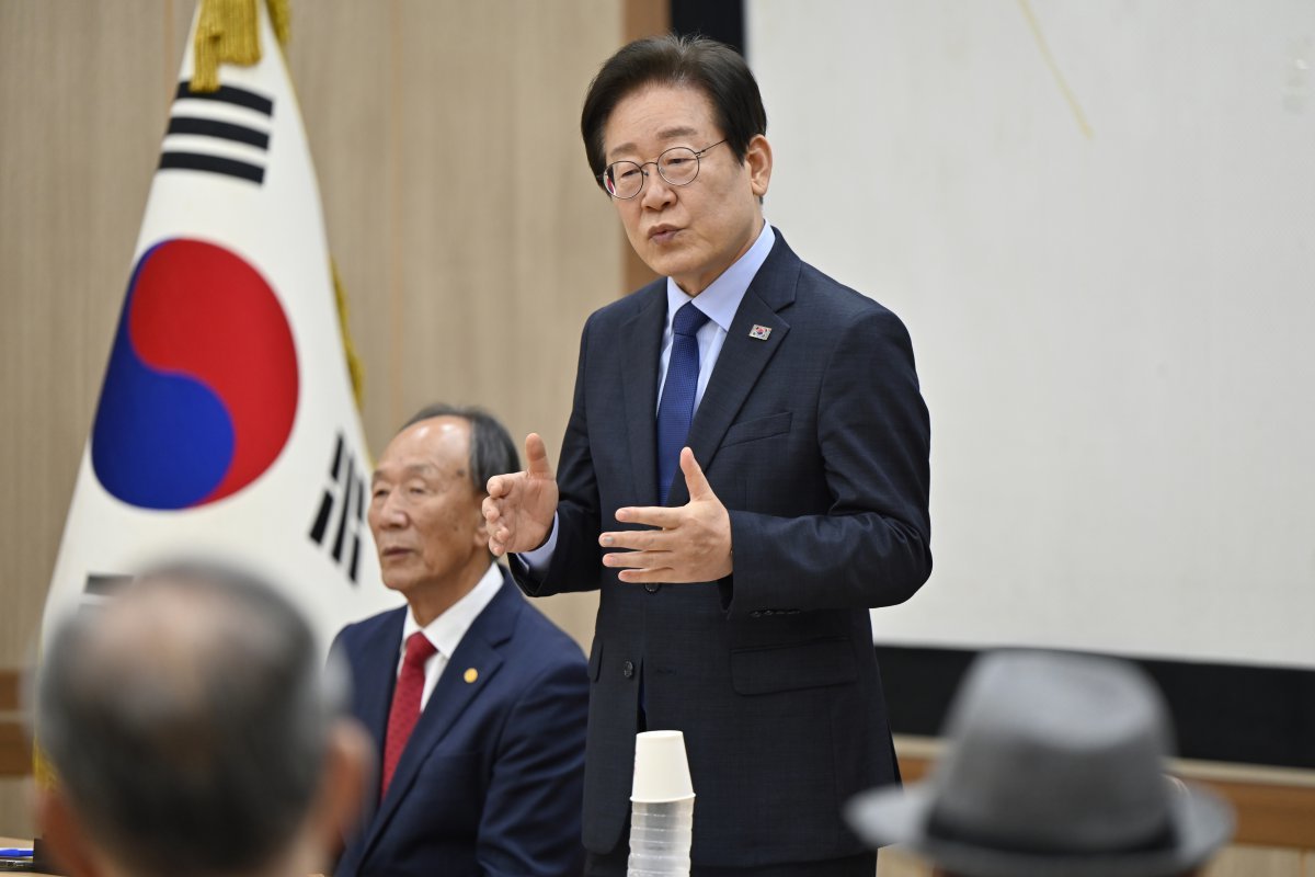 이재명 더불어민주당 대표가 10·16 영광·곡성군수 재보궐 선거를 앞둔 24일 오전 전남 곡성군 곡성읍 대한노인회 곡성군지회를 방문해 노인회 회원들에게 인사말을 하고 있다. 2024.09.24.[곡성=뉴시스]