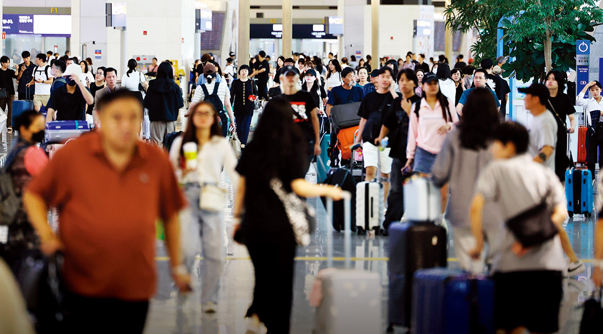 추석 연휴를 앞둔 9월 12일 오후 인천국제공항 1터미널 출국장이 해외여행을 떠나려는 여행객들로 붐비고 있다. 뉴스1