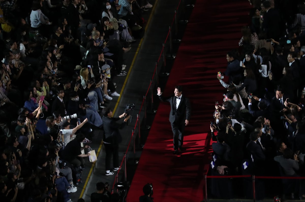 Actor Song Kang-ho is walking the red carpet at the opening ceremony of the 28th Busan International Film Festival (BIFF) held at the Busan Cinema Center in Haeundae-gu, Busan on the afternoon of the 4th. This year's film festival will feature 209 films from 69 countries invited, including the opening film 'Because I Hate Korea' (directed by Jang Geon-jae), and screened on 25 screens in 4 theaters. 2023.10.4. News 1