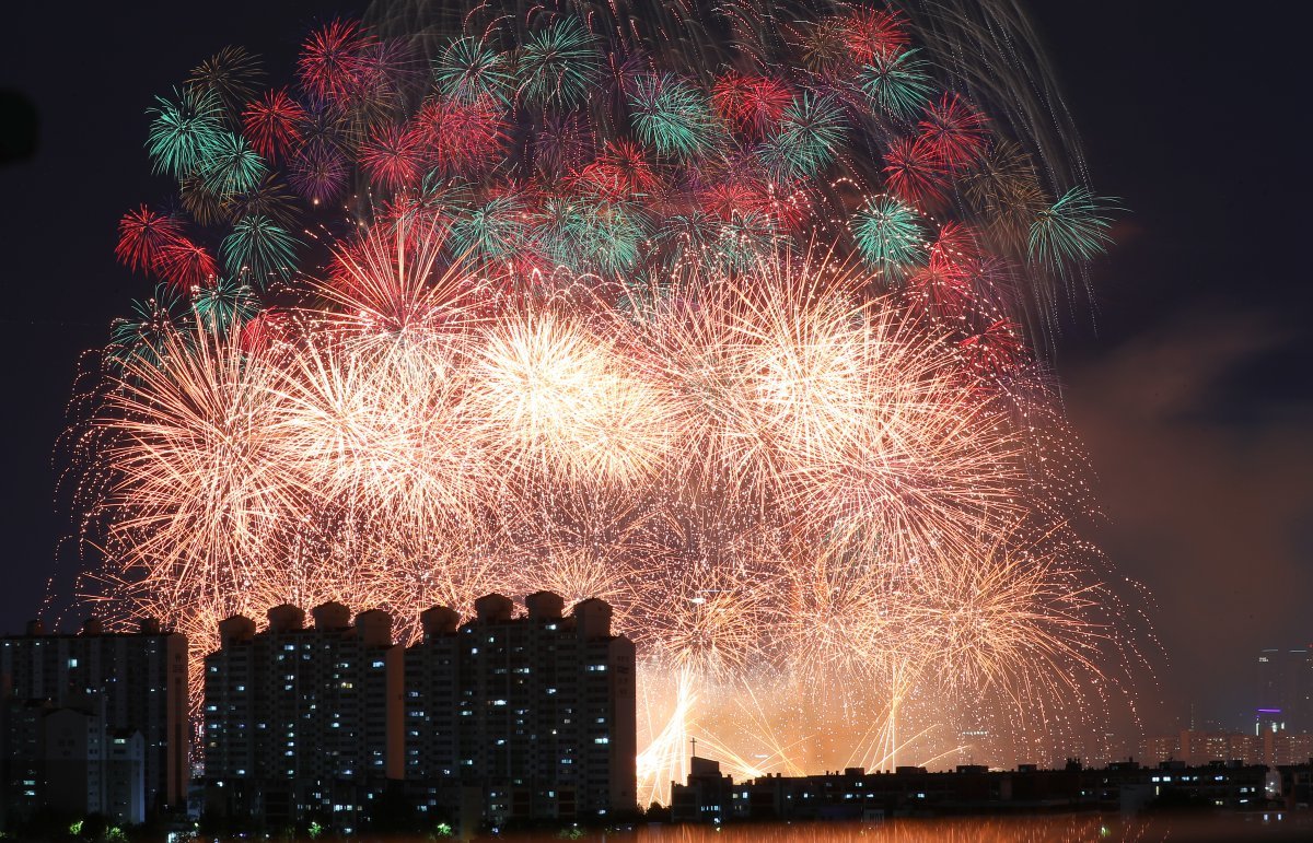 7일 오후 서울 여의도 한강공원 일대에서 열린 ‘2023 서울세계불꽃축제’에서 한국팀의 화려한 불꽃들이 밤하늘을 수놓고 있다. 올해 축제는 ‘다채로운 색깔로 내일의 세상을 환하게 비추는 밝은 미래’(Lights of Tomorrow)라는 주제로 열렸다. 2023.10.07.[서울=뉴시스]