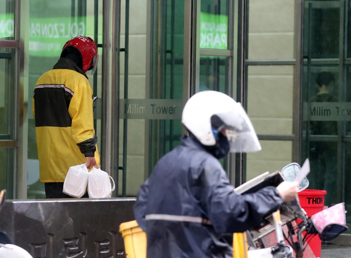 서울 강남역 인근에서 배달 노동자가 배달업무를 하고 있다. ⓒ News1