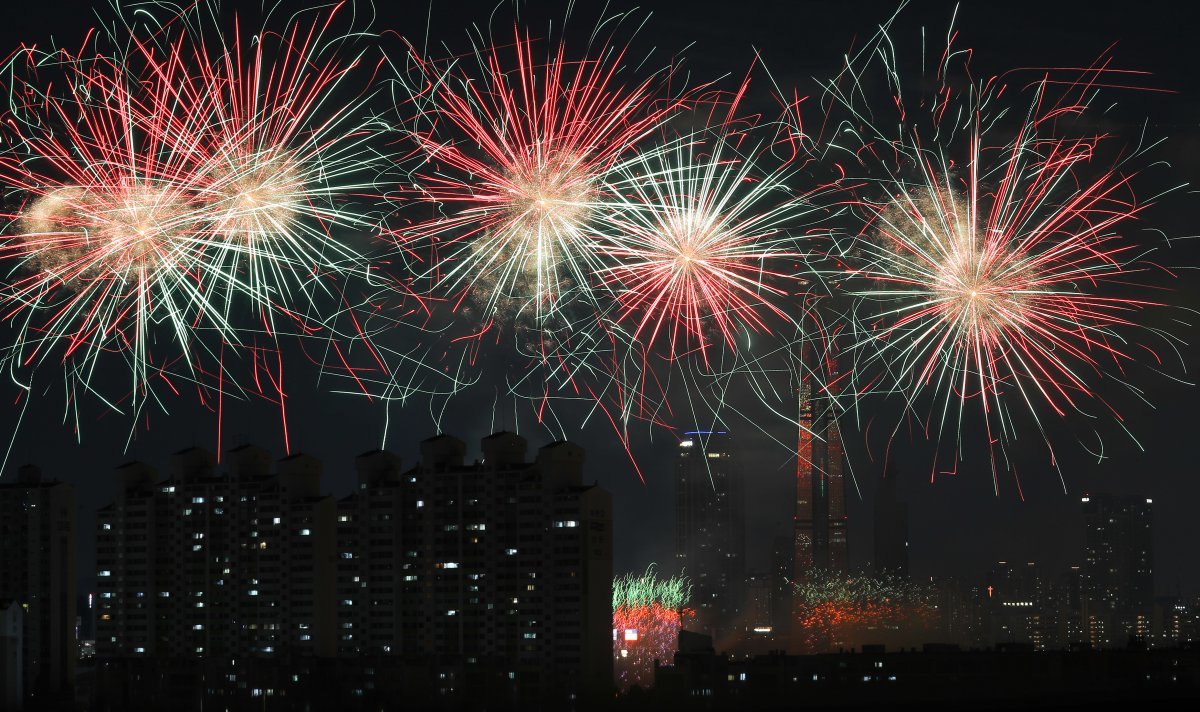 7일 오후 서울 여의도 한강공원 일대에서 열린 ‘2023 서울세계불꽃축제’에서 한국팀의 화려한 불꽃들이 밤하늘을 수놓고 있다. 올해 축제는 ‘다채로운 색깔로 내일의 세상을 환하게 비추는 밝은 미래’(Lights of Tomorrow)라는 주제로 열렸다. 2023.10.07. 뉴시스