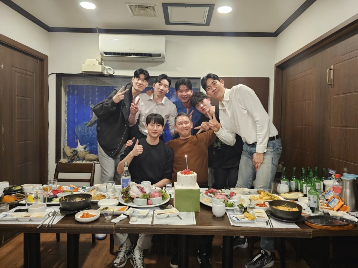 Former coach Choi Tae-woong and his students, Hyundai Capital players, who recently celebrated their birthday. Provided by Commissioner Taewoong Choi