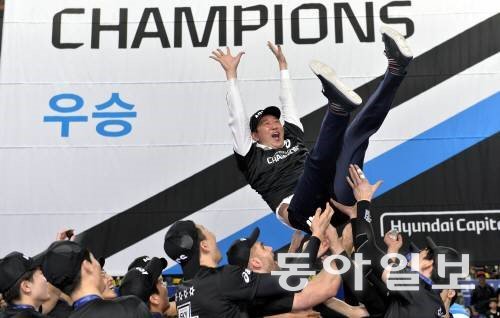 Former Hyundai Capital coach Taewoong Choi is receiving a loan after winning the championship in the 2018-2019 season. Donga Ilbo DB