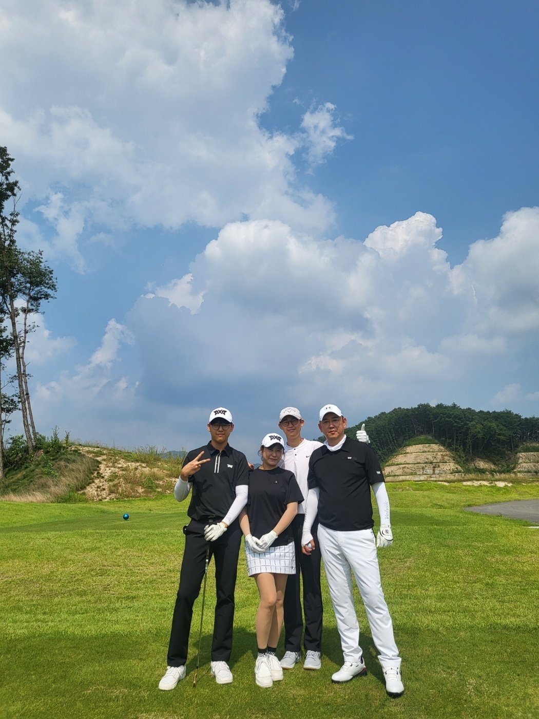 Former coach Taewoong Choi took a commemorative photo while playing a round of golf with his family. Wife Jo Jae-young, eldest son Yun-seo, and youngest son Hyun-seo. Provided by Commissioner Taewoong Choi