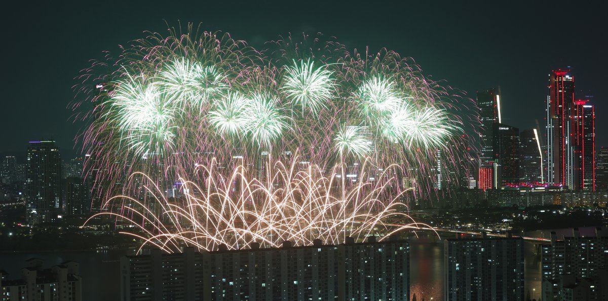 7일 밤 서울 여의도 한강공원 일대에서 열린 ‘2023 서울세계불꽃축제’에서 화려한 불꽃들이 밤 하늘을 수놓고 있다. 2023.10.7/뉴스1