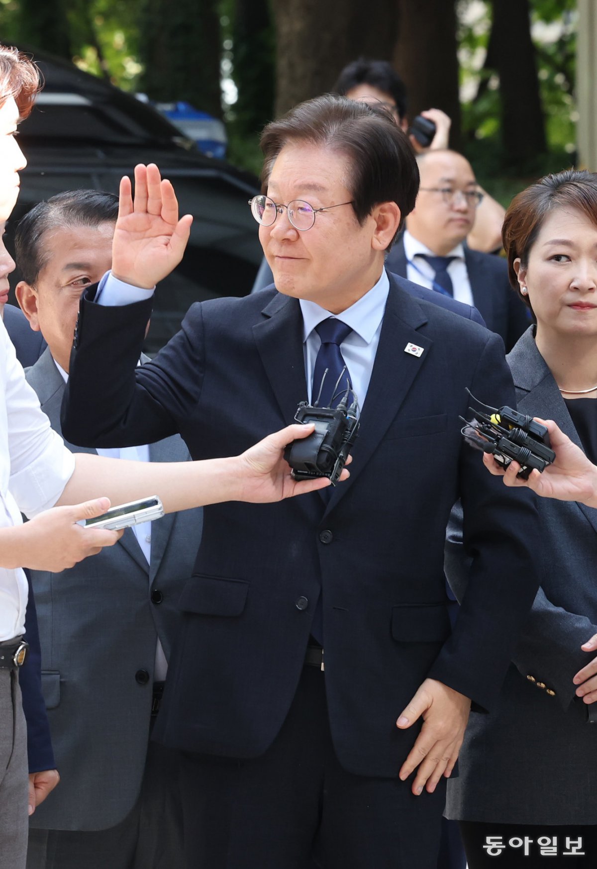 이재명 더불어민주당 대표가 30일 서초구 서울중앙지방법원에서 열린 ‘위증교사 혐의’ 1심 결심 공판에 출석하며 취재진 질문에 답하고 있다. 장승윤 기자 tomato99@donga.com