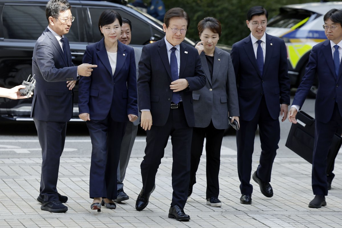 [서울=뉴시스] 이재명 더불어민주당 대표가 30일 서울 서초구 서울중앙지방법원에서 열린 ‘검사 사칭 위증교사 혐의’ 결심 공판에 출석하고 있다. 2024.09.30. photocdj@newsis.com