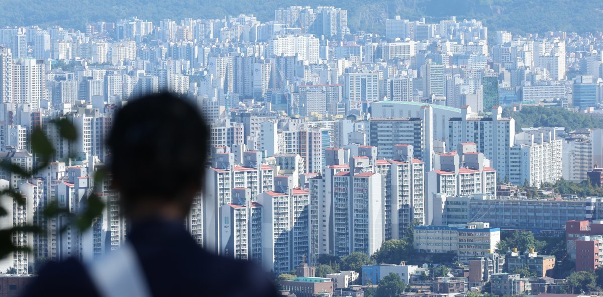 한국부동산원이 9월 넷째 주(23일 기준) 주간 아파트 가격 동향을 조사한 결과, 전국 아파트 매매가격은 0.04% 상승해 지난주(0.05%) 대비 상승 폭이 축소됐다. 다만 아파트 매매가격 상승세 자체는 27주째 이어졌다. 사진은 서울 중구 남산에서 바라본 아파트 단지. 2024.09.29.  [서울=뉴시스]