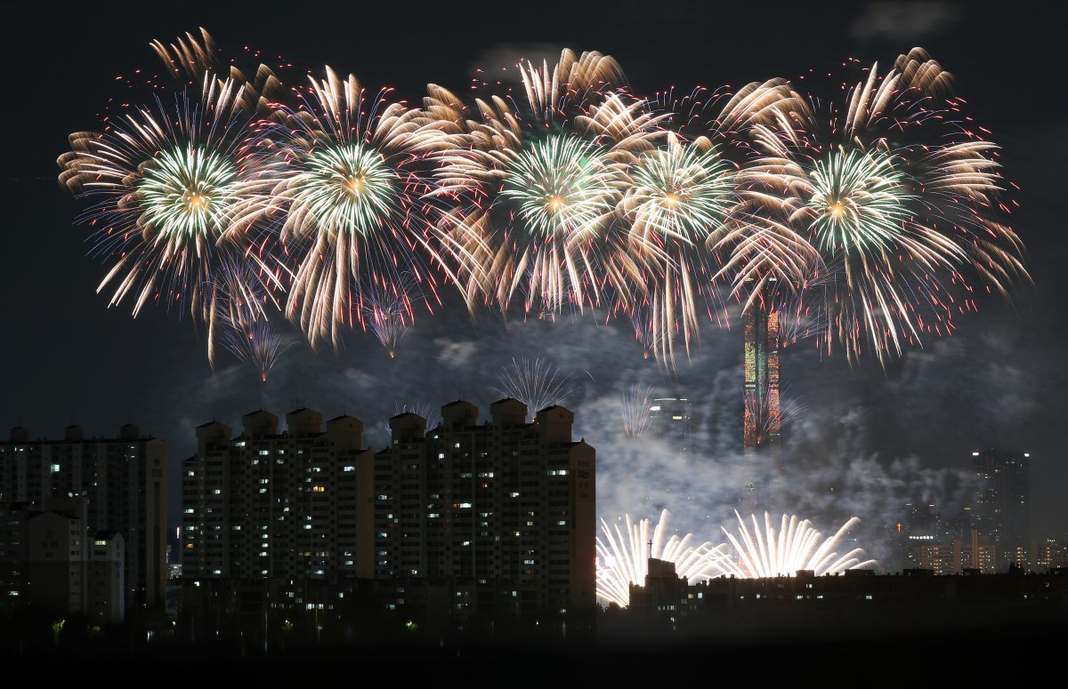 7일 오후 서울 여의도 한강공원 일대에서 열린 ‘2023 서울세계불꽃축제’에서 한국팀의 화려한 불꽃들이 밤하늘을 수놓고 있다. 올해 축제는 ‘다채로운 색깔로 내일의 세상을 환하게 비추는 밝은 미래’(Lights of Tomorrow)라는 주제로 열렸다. 2023.10.07.  [서울=뉴시스]