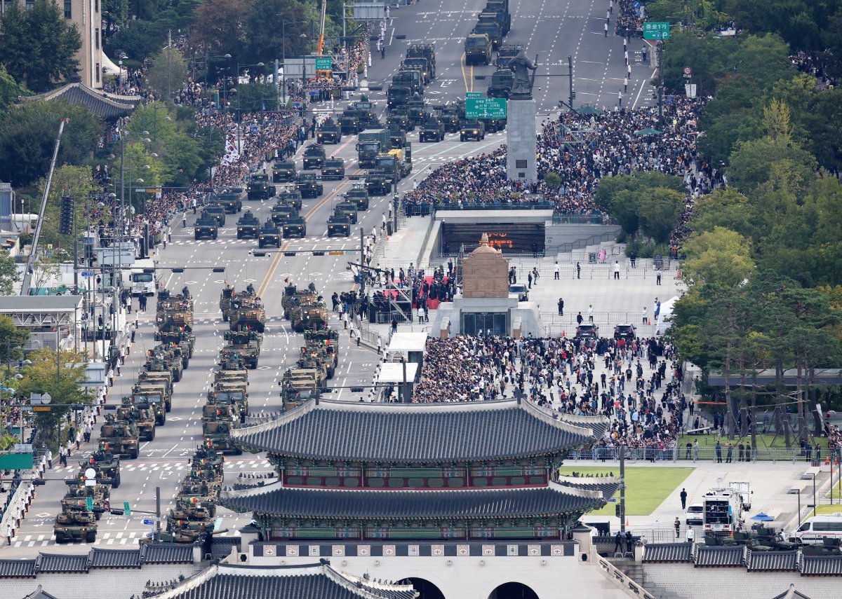 건군 제76주년 국군의 날인 1일 오후 서울 세종대로 일대에서 열린 시가행진에서 지상 전력이 기동하고 있다. 2024.10.1/뉴스1