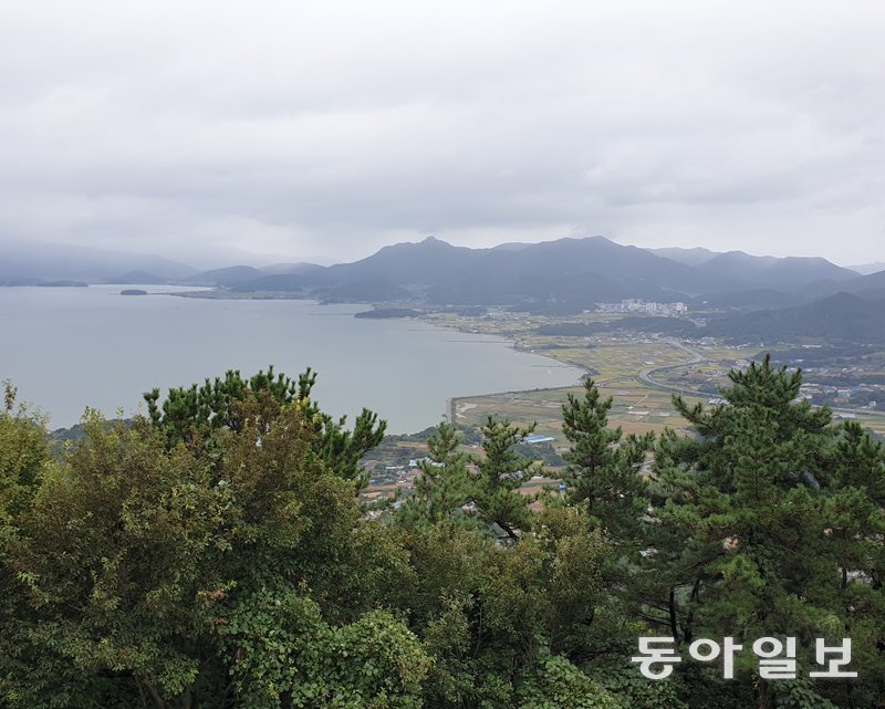 ‘갱번마루’의 대국산성에서 내려다본 강진만 일대.