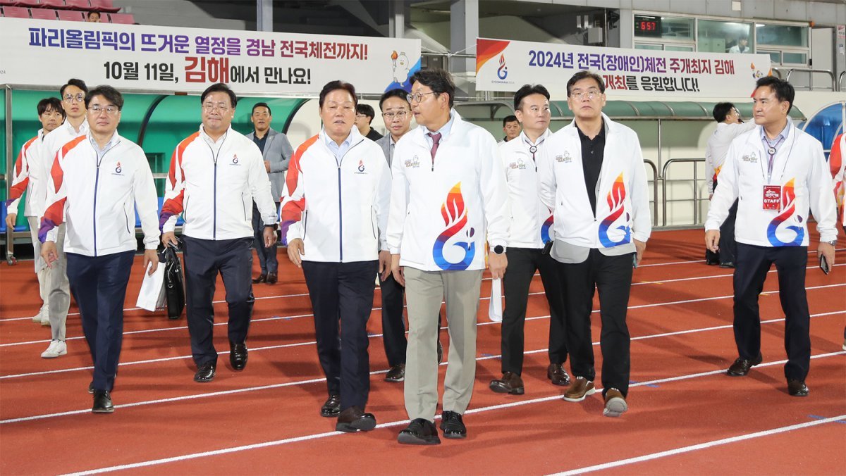 박완수 경남도지사, 홍태용 김해시장 등 관계자들이 지난달 25일 ‘제105회 전국체육대회’ 개·폐회식과 육상 경기 등이 열리는 경남 김해종합운동장을 점검하고 있다. 경남도 제공