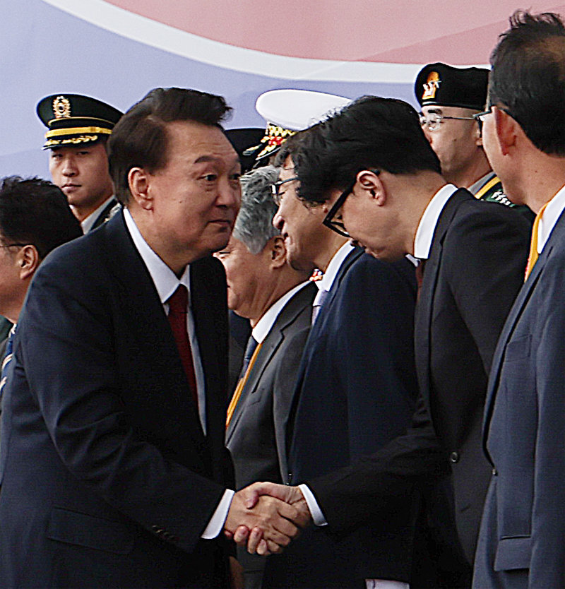 President Yoon Seok-yeol (left) is shaking hands with Han Dong-hoon, CEO of the People Power Party, after finishing the ceremony commemorating the 76th anniversary of Armed Forces Day held at Seoul Airport in Seongnam-si, Gyeonggi-do on the 1st. Lee Jae-myeong, leader of the Democratic Party of Korea, who had attended the trial on charges of perjury the previous day (the 30th of last month), did not attend due to personal schedule. Cho Kuk, representative of the Cho Kuk Innovation Party, did not attend due to his support for the by-election for Geumjeong-gu Mayor in Busan. Seongnam = Newsis