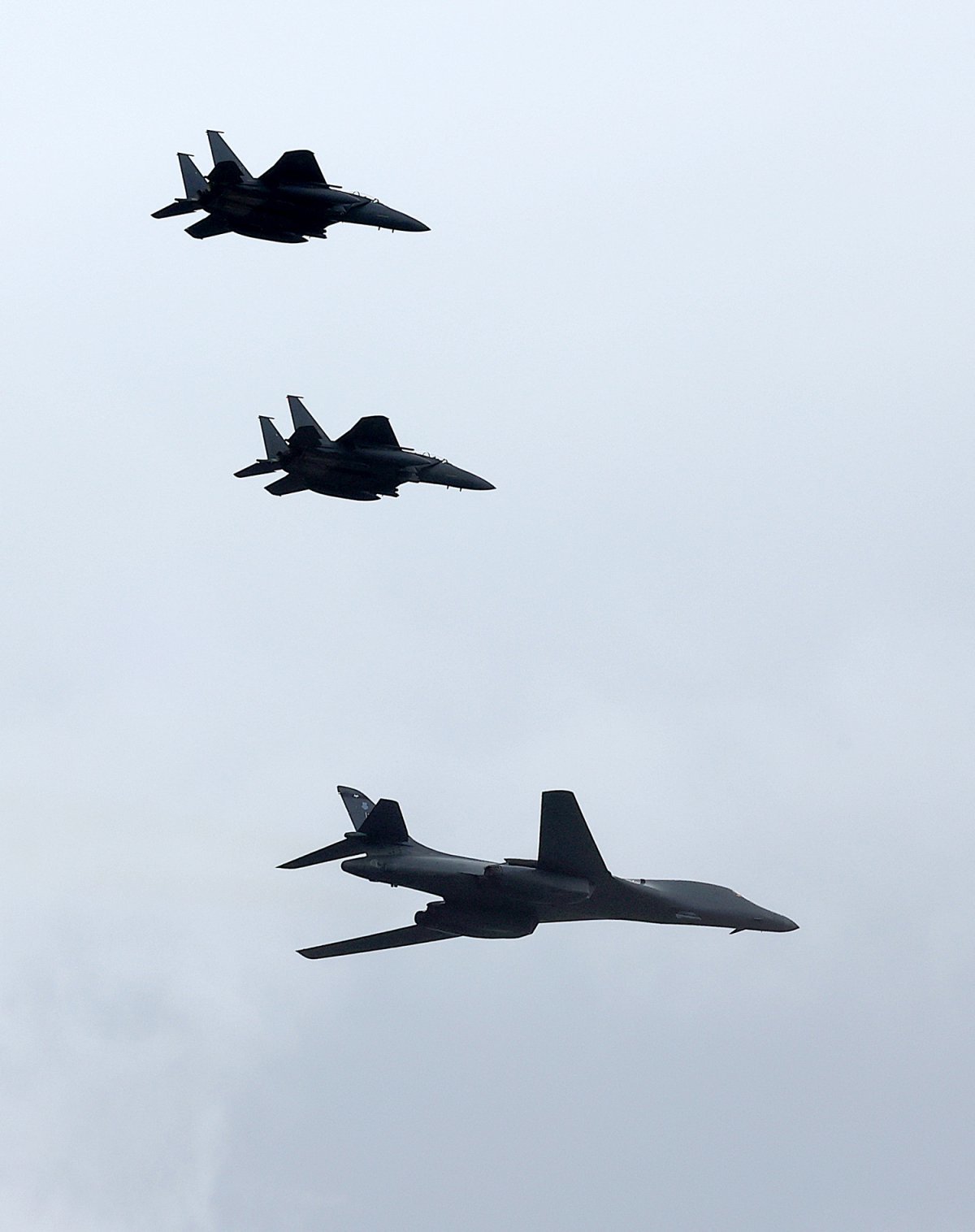 This morning, the B-1B Lancer, a U.S. Air Force strategic bomber, appeared over Seoul as seen from Namhansanseong Fortress in Gwangju, Gyeonggi Province (below photo). Seongnam = News 1