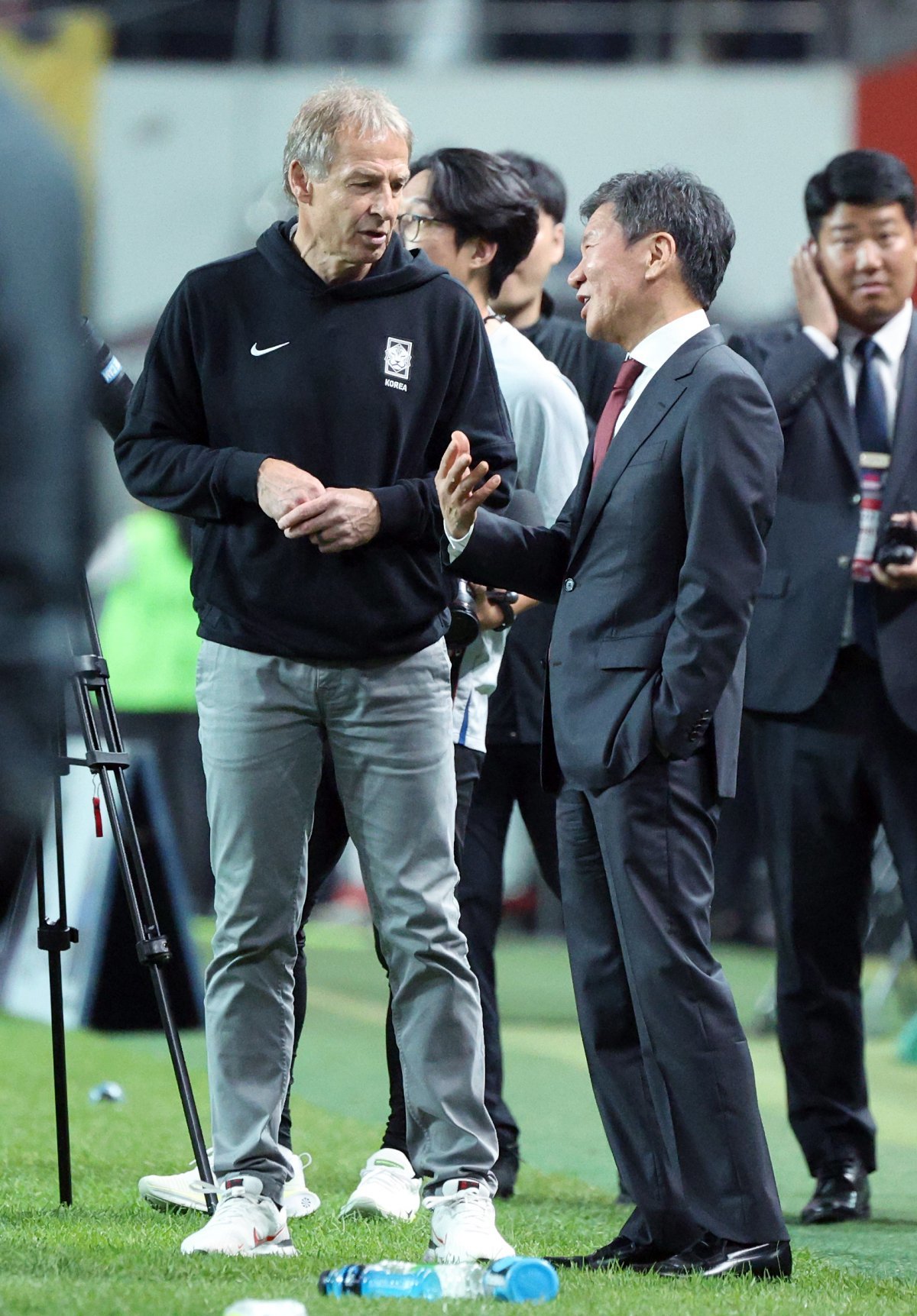 13일 오후 마포구 성산동 서울월드컵경기장에서 열린 하나은행 초청 축구 국가대표팀 평가전 대한민국과 튀니지의 경기에서 4:0 승리를 거둔 클린스만 감독이 정몽규 대한축구협회장과 대화를 나누고 있다. 2023.10.13. 뉴스1