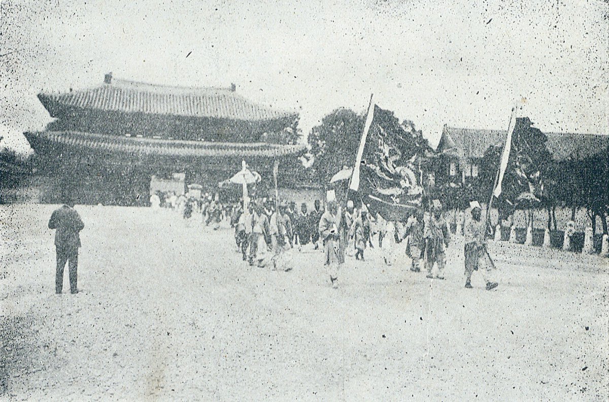 1926년 순종 승하하자 도로 공사 재개 순종의 장의 행렬. 순종 생전에 관통 도로 공사를 주저하던 총독부는 1926년 순종이 승하하자 다시 율곡로 공사를 재개했다. 서울역사박물관 제공