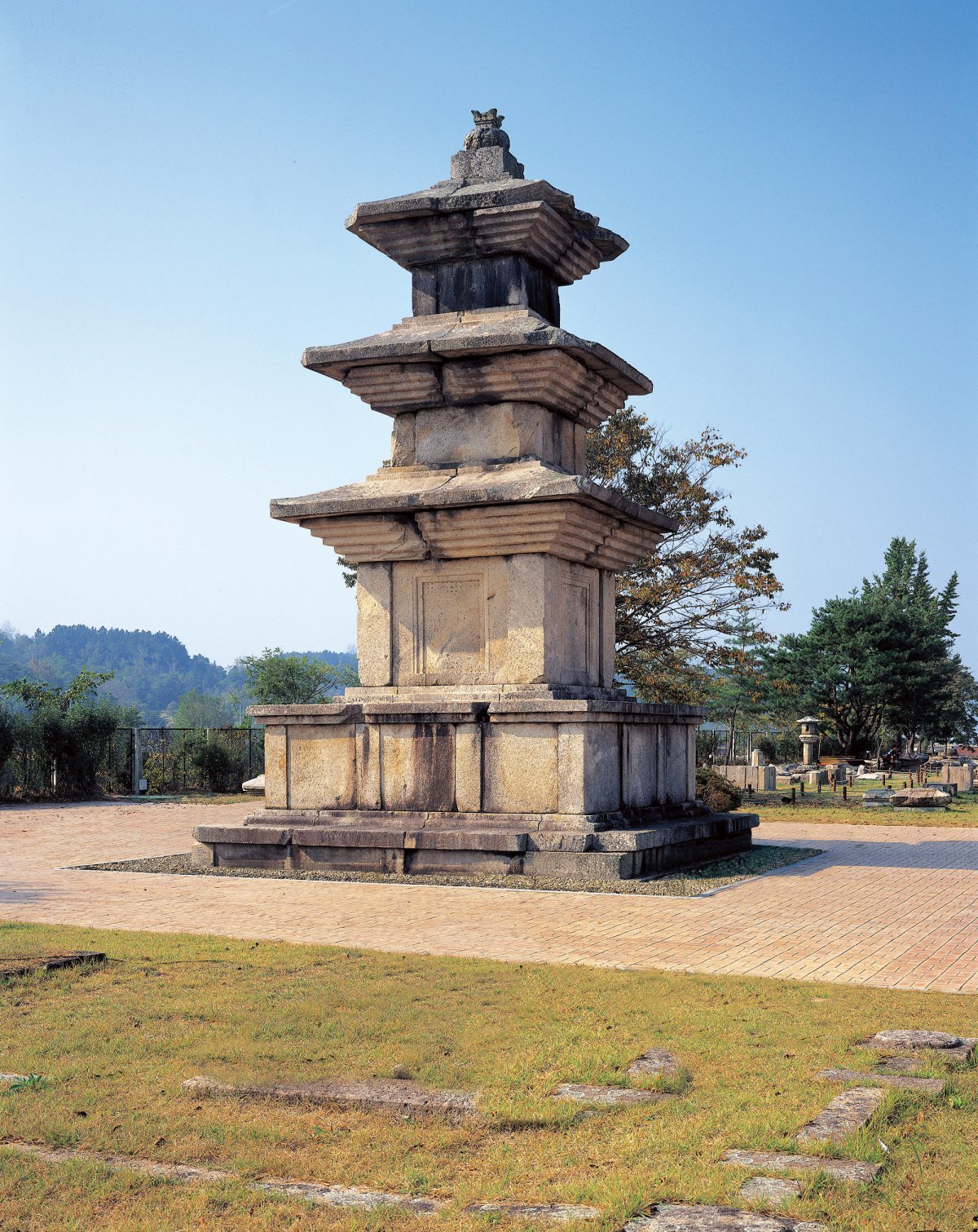 1962년 국보로 지정된 ‘경주 고선사지 삼층석탑’. 국립경주박물관은 박물관 외진 곳에 있어 주목받지 못한 이 석탑을 중앙의 야외전시장으로 옮길 예정이다. 현재 야외전시장에 있는 석가탑과 다보탑 복제품은 다른 곳으로 옮겨진다. 국립경주박물관 제공