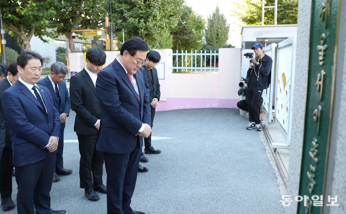 3일 서울 서초구 서이초등학교를 찾아 묵념하는 조전혁 서울시교육감 보궐선거 후보. 이훈구 기자 ufo@donga.com