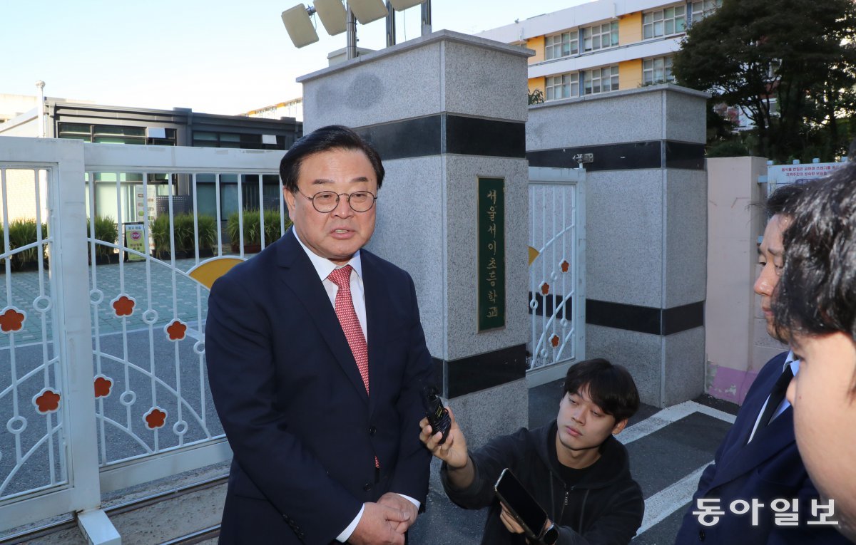 3일 오전 보수진영의 조전혁 후보가 첫 선거운동 첫날 행사로 서울 서초구 서이초등학교를 방문해 지난해 불운하게 세상을 마감한 서이초등학교 교사를 추모하며 헌화를 했다.  조 후보의 두 딸이 서이초 출신이다. 2024.10.03 이훈구 기자 ufo@donga.com