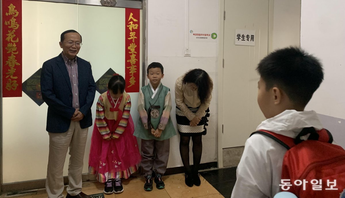 지난달 21일 정신철 교수가 ‘정음우리말학교’ 교실 앞에 서서 학생들에게 인사를 건네고 있다. 이 학교는 학생들이 돌아가며 한복을 입고, 교장선생님과 함께 등교하는 친구들을 맞이한다. 베이징=김철중 특파원