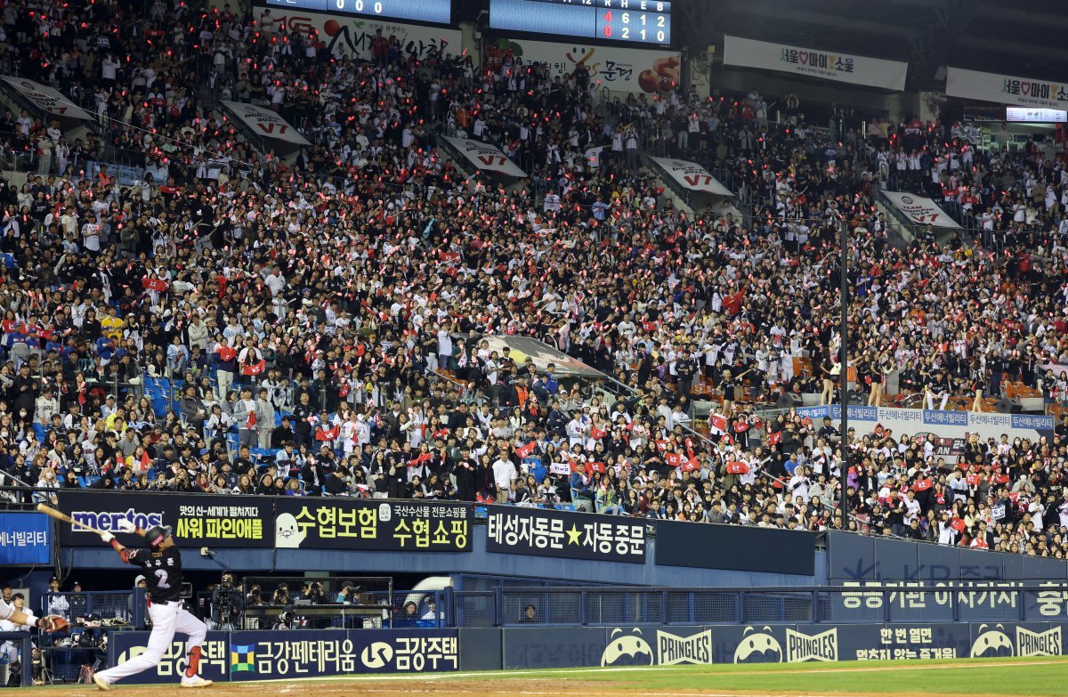 2일 오후 서울 송파구 잠실야구장에서 열린 프로야구 ‘2024 신한 SOL 뱅크 KBO리그’ KT 위즈와 두산 베어스의 포스트시즌(PS) 와일드카드 결정전 1차전 만원 관중들이 응원을 하고 있다. 2024.10.2/뉴스1