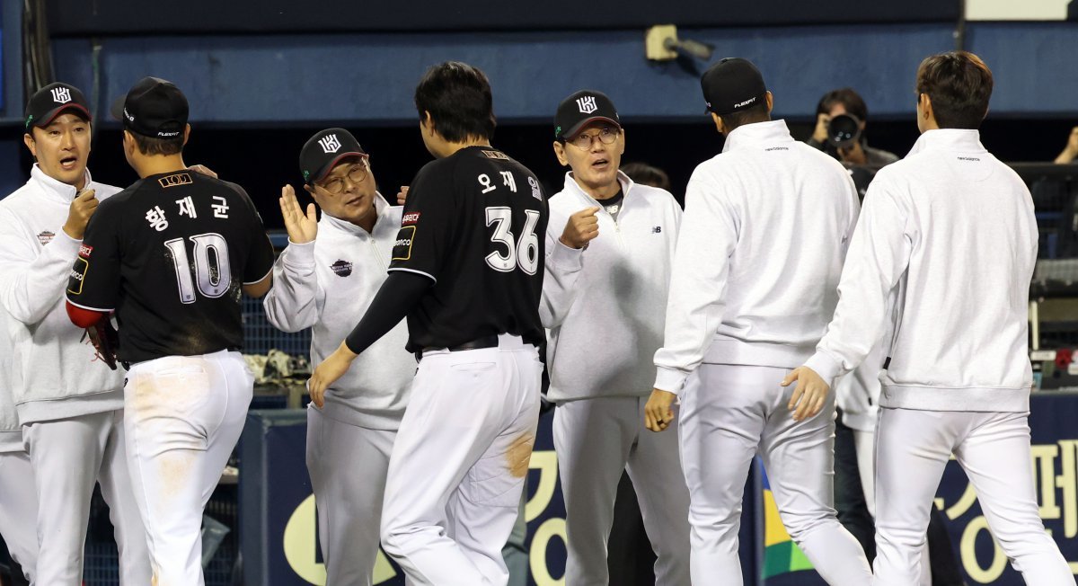 2일 오후 서울 송파구 잠실야구장에서 열린 프로야구 ‘2024 신한 SOL 뱅크 KBO리그’ KT 위즈와 두산 베어스의 포스트시즌(PS) 와일드카드 결정전 1차전에서 승리한 KT 이강철 감독이 선수들과 하이파이브를 하고 있다. 2024.10.2/뉴스1