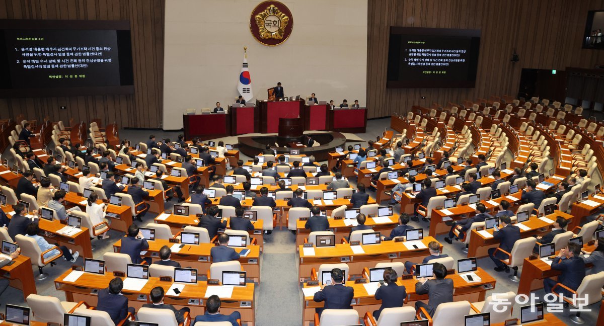 우원식 국회의장이 지난달 19일 오후 서울 여의도 국회에서 열린 제418회국회(정기회) 제8차 본회의에서 국민의힘 불참 속에 김건희 특검법, 채해병 특검법을 상정하고 있다. 장승윤 기자 tomato99@donga.com