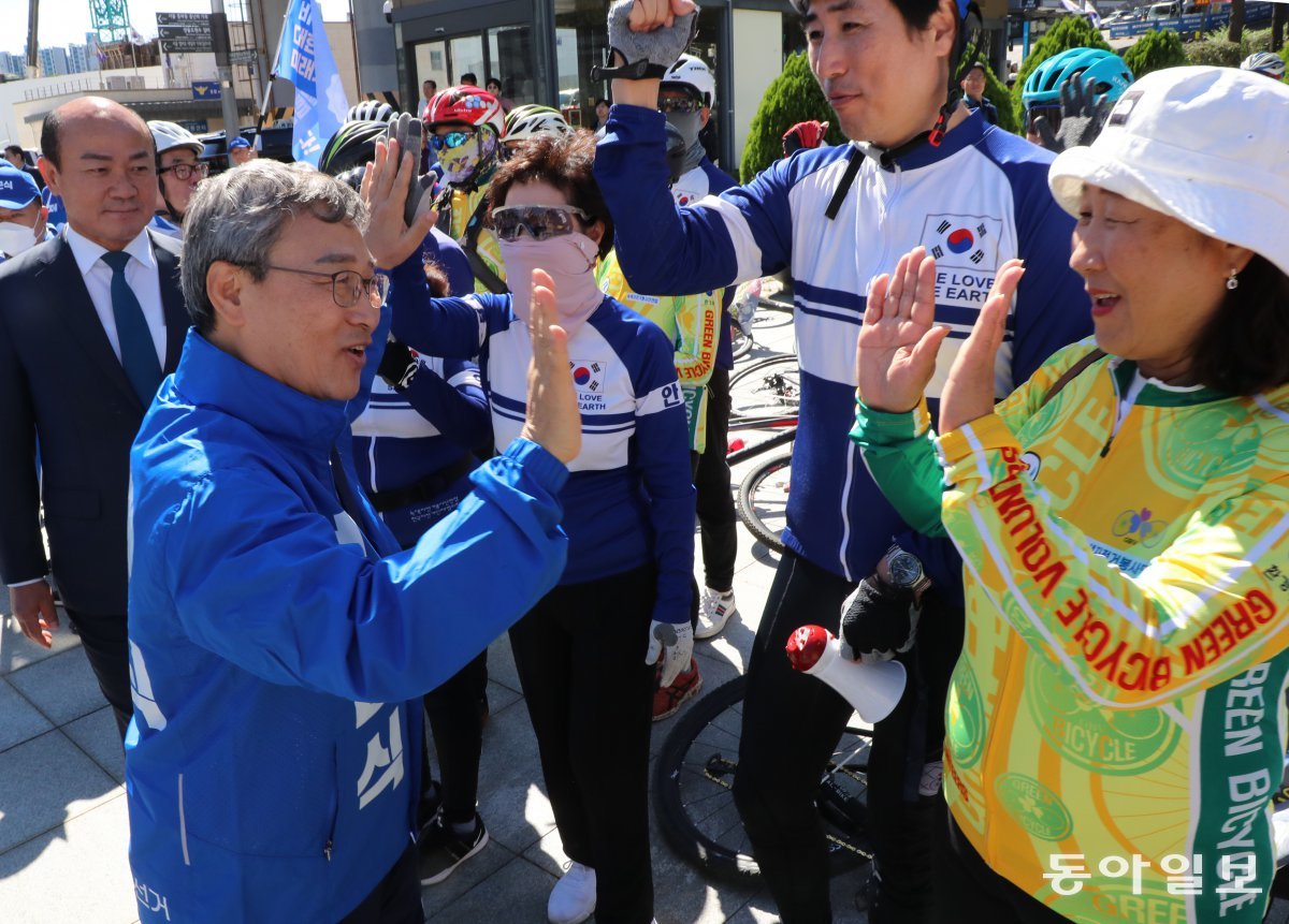 정근식 서울시교육감 진보진영 단일 후보가 3일 오전 서울 서대문구 독립문공원에서 열린 출정식에서 지지자들과 하이파이브를 하고 있다. 2024.10.3 이훈구 기자 ufo@donga.com