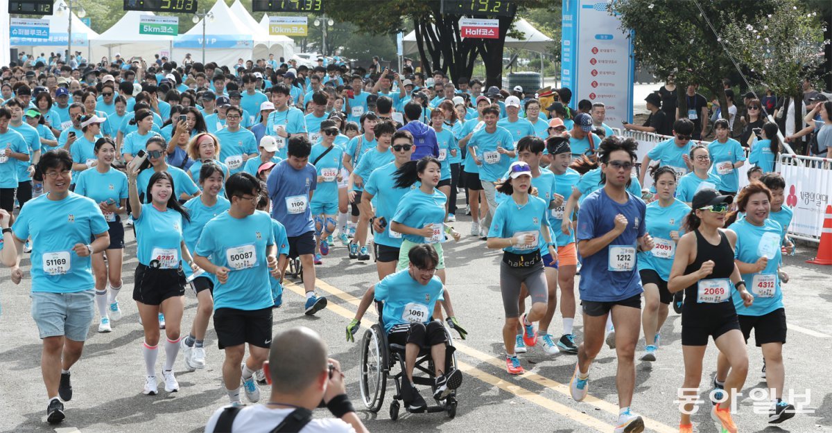 장애인과 비장애인이 함께 걷고 달리는 2024 슈퍼블루마라톤이 6일 오전 8시 서울 마포구 평화의공원 평화광장에서 열린다. 사진은 지난해 대회 출발 모습. 동아일보 DB.