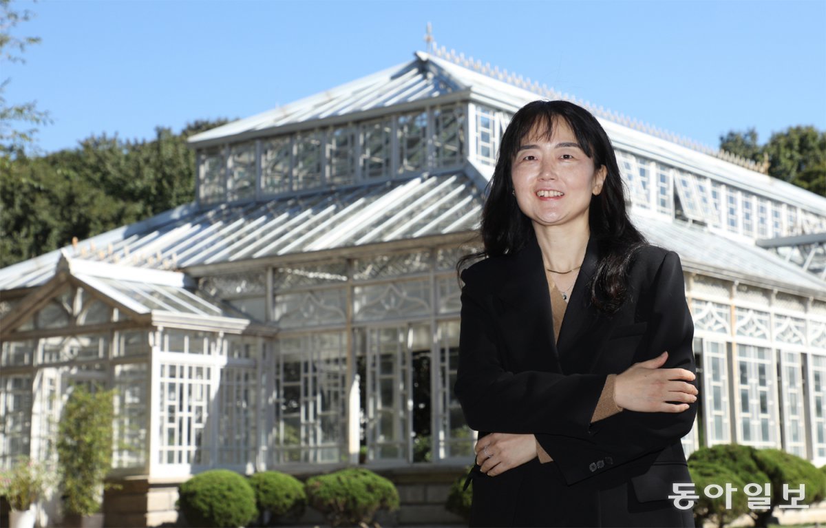 2일 소설가 김금희와 함께 서울 창경궁 대온실을 찾았다. 경남 김해에서 수학여행을 온 학생들이 궐내를 보물찾기하듯 돌아다니며 활동지를 작성하고 있었다. 작가는 “예전엔 창경궁 춘당지 위로 케이블카까지 다녔다고 한다. 건축물도 사람처럼 탄생부터 죽음까지 많은 일을 겪는 것 같다”고 했다. 신원건 기자 laputa@donga.com