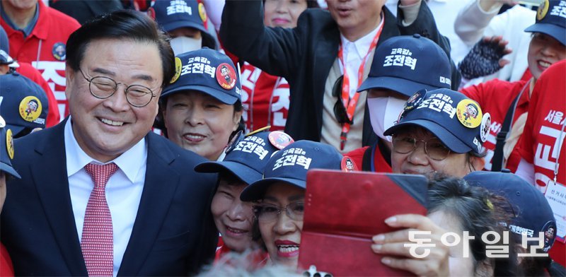 서울시교육감 보궐선거 공식 선거운동 첫날인 3일 서울 종로구 광화문역 앞에서 보수 진영 단일 후보인 조전혁
후보(왼쪽)가 출정식을 가진 뒤 지지자들과 함께 사진촬영을 하고 있다. 이훈구 기자 ufo@donga.com