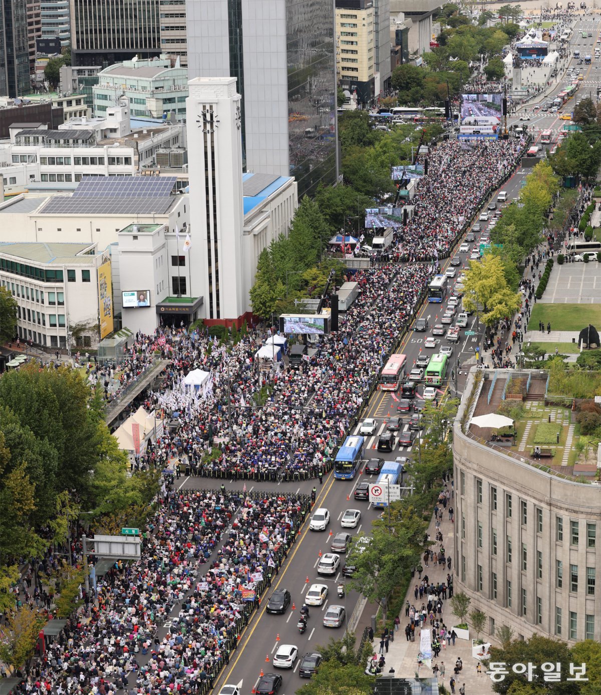 도로 절반 메운 집회 개천절인 3일 서울 중구 세종대로에서 대한민국바로세우기국민운동본부 등 보수 성향 단체들이 ‘대통령 불법 탄핵 저지를 위한 광화문 국민혁명대회’ 집회를 열었다. 이날 오후 동화면세점 일대에서 열린 집회에는 주최 측 추산 20만 명(경찰 추산 2만3000명)이 참가했다. 이한결 기자 always@donga.com