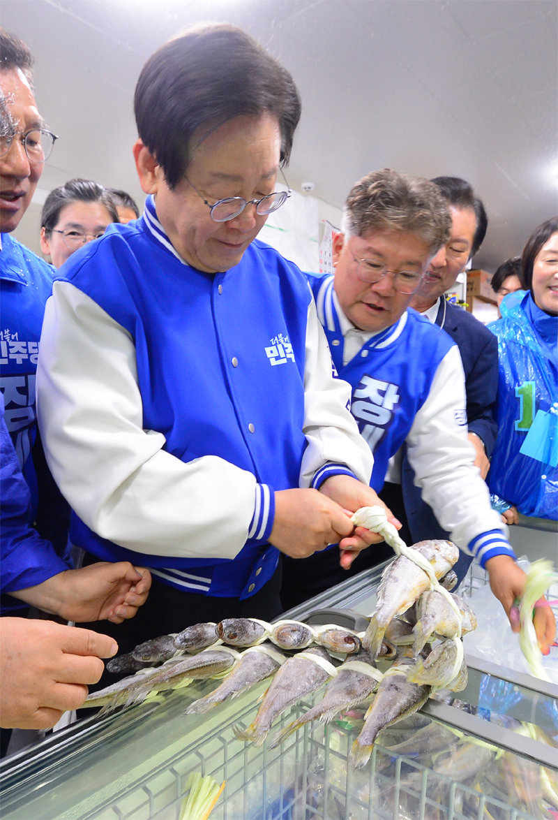 더불어민주당 이재명 대표(왼쪽)가 10·16 재·보궐선거 공식 선거운동이 시작된 3일 오전 전남 영광군 법성면 법성포 굴비거리를 찾아 민주당 장세일 후보(오른쪽)와 굴비를 살펴보고 있다. 영광=뉴스1