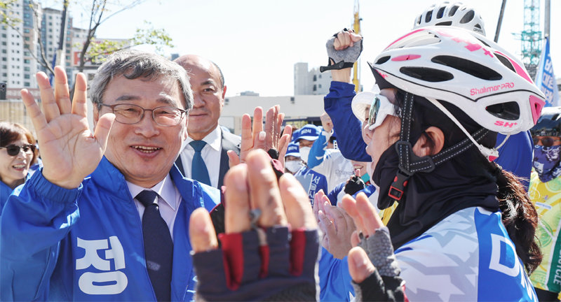 서울시교육감 보궐선거 공식 선거운동 첫날인 3일 진보 진영 단일 후보인 정근식 후보(왼쪽)가 서울 서대문독립공원에서 출정식을 갖고 지지자들과 하이파이브를 하고 있다. 뉴스1