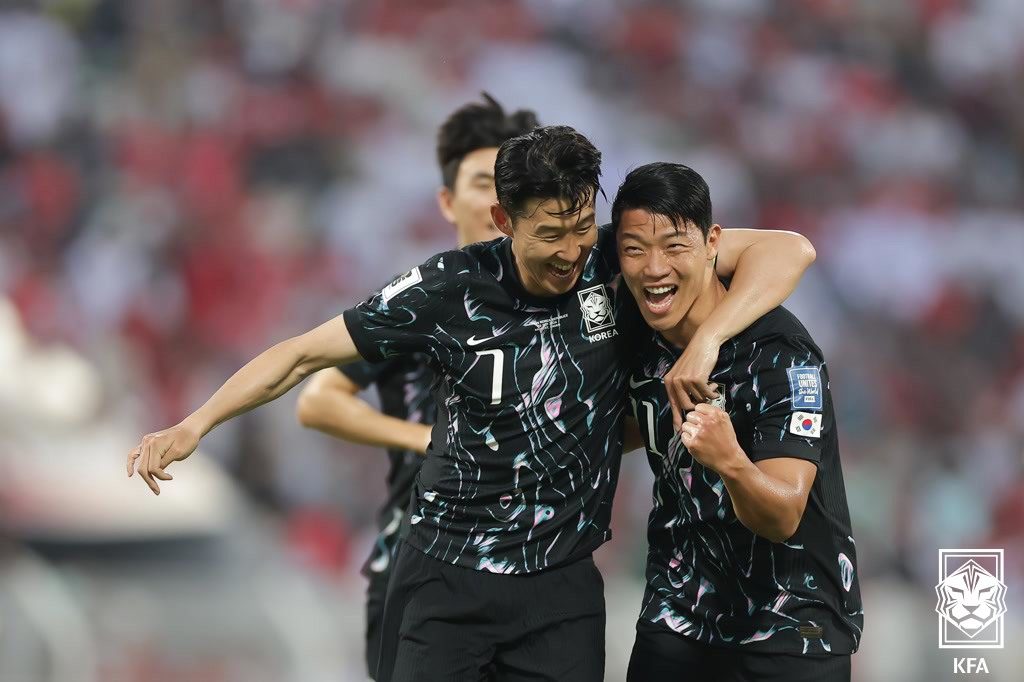 10일 (한국시간) 오만 무스카트의 술탄카부스 경기장에서 열린 오만과의 2026 국제축구연맹(FIFA) 북중미 월드컵 아시아지역 3차 예선 B조 조별리그 2차전 대한민국과 오만의 경기에서 대한민국 황희찬이 선취골을 넣은 후 손흥민과 기뻐하고 있다. (대한축구협회 제공) 2024.9.10 뉴스1