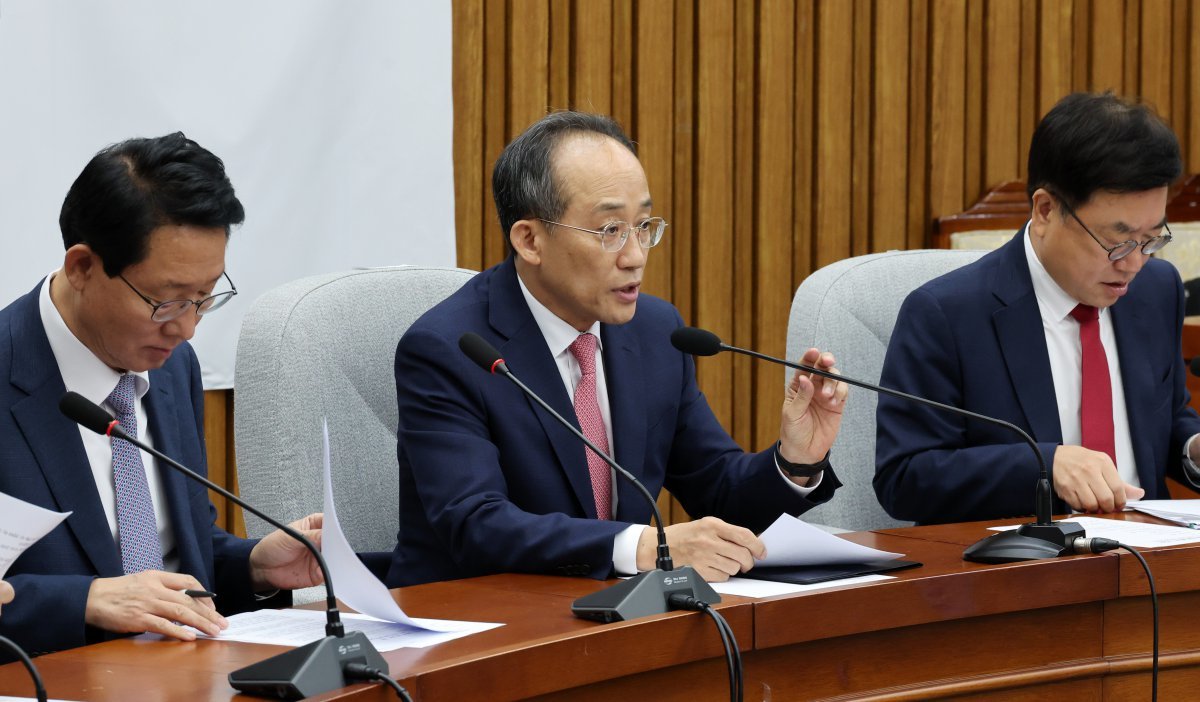 추경호(가운데) 국민의힘 원내대표가 4일 오전 서울 여의도 국회에서 열린 원내대책회의에서 발언하고 있다. 2024.10.04. 뉴시스