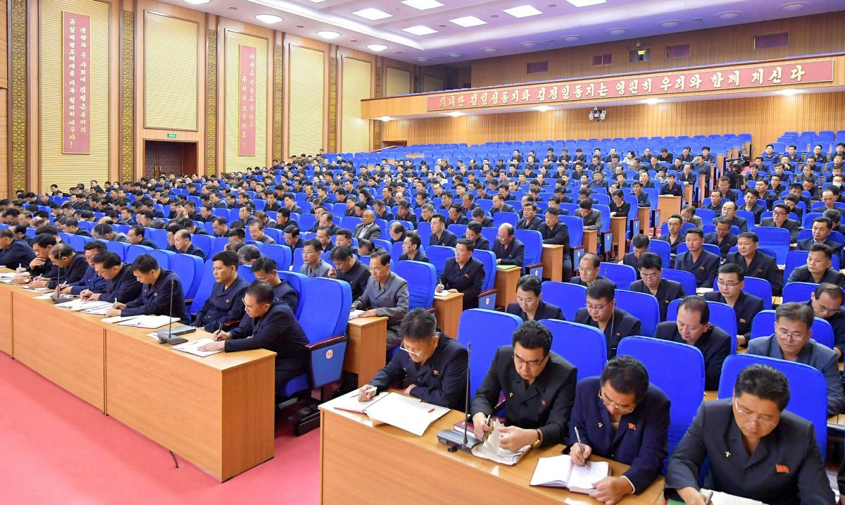 북한 노동당 기관지 노동신문은 4일 내각전원회의 확대회의가 지난 3일 진행됐다고 보도했다. 조선노동당 중앙위원회 정치국 상무위원회 위원이며 조선민주주의인민공화국 국무위원회 부위원장이며 내각총리인 김덕훈 동지가 회의를 지도했다고 신문은 전했다. (평양 노동신문=뉴스1)