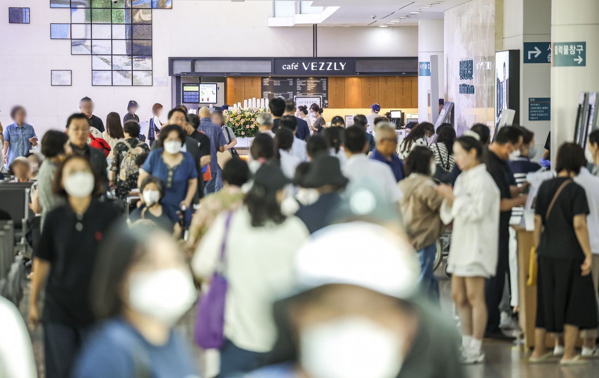 28일 서울의 한 대학병원에서 환자와 의료진, 보호자들이 이동하고 있다. 정부가 9월11일부터 2주간 추석 명절 비상 응급 대응 주간을 설정하고 평년보다 많은 4000개 이상의 당직 병·의원을 운영하기로 했다. 국민들이 관련 정보를 쉽게 확인할 수 있도록 연휴 기간 문 여는 병·의원과 160여개 코로나19 협력병원 및 발열 클리닉, 약국 등 정보를 적극 홍보하고, 응급의료포털과 복지부·지자체 콜센터를 통해 안내하기로 했다.   아울러 응급실 진료 후 신속한 입원과 전원이 이뤄지도록 인센티브를 대폭 확대한다. 응급실 후속진료로 입원하는 경우 수술, 처치, 마취 등에 대한 수가를 인상하고 추석 명절 비상 응급 대응 주간에 전원환자 수용률 등을 평가해 추가 지원하는 등 타 병원 전원 활성화 방안도 추진한다. 2024.08.28. 서울=뉴시스