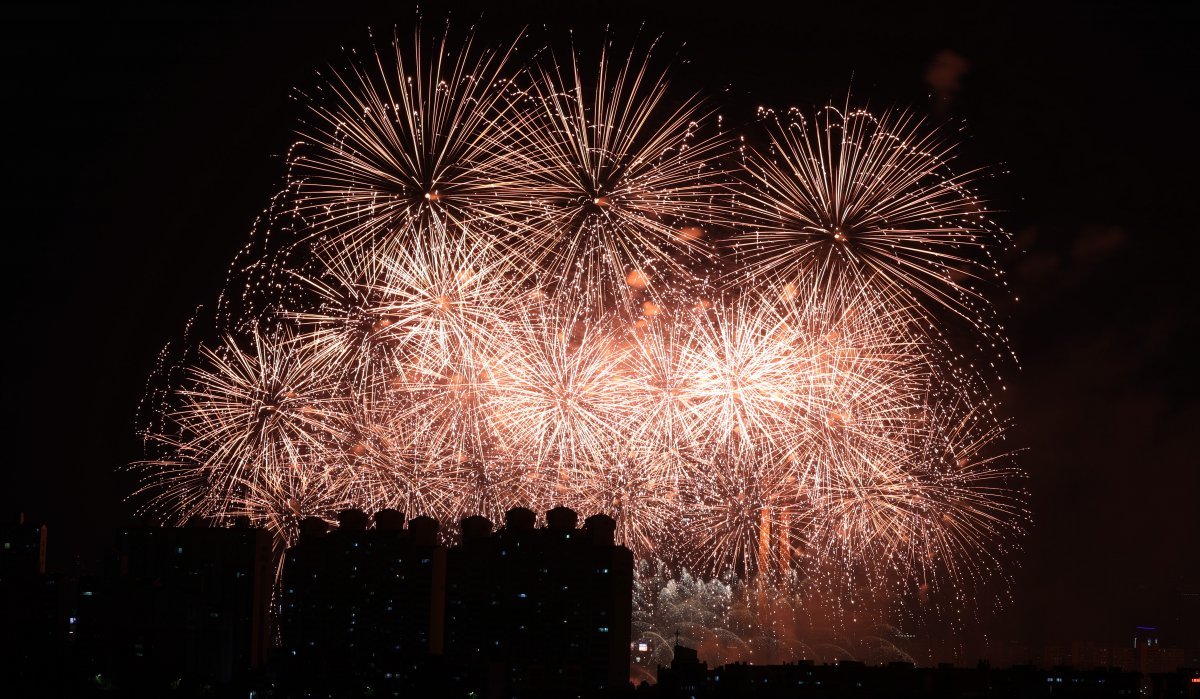 7일 오후 서울 여의도 한강공원 일대에서 열린 ‘2023 서울세계불꽃축제’에서 한국팀(한화)의 불꽃들이 밤하늘을 수놓고 있다. 올해 축제는 ‘다채로운 색깔로 내일의 세상을 환하게 비추는 밝은 미래’(Lights of Tomorrow)라는 주제로 열린다. 2023.10.7/뉴스1